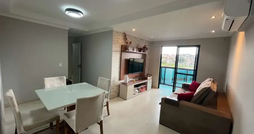 Apto pronto para morar mobiliado, vista livre, sol da manhã, 3 dorms sendo 1 suíte, varanda e 2 vagas cobertas soltas no subsolo