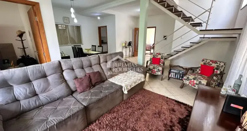 Casa à venda com 3 dormitórios no Condomínio Jatobá em Tremembé/SP.