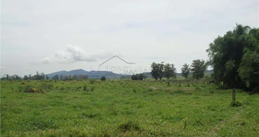 Área rural à venda com 123.247 m² no bairro Jardim Regina em Pindamonhangaba/SP.