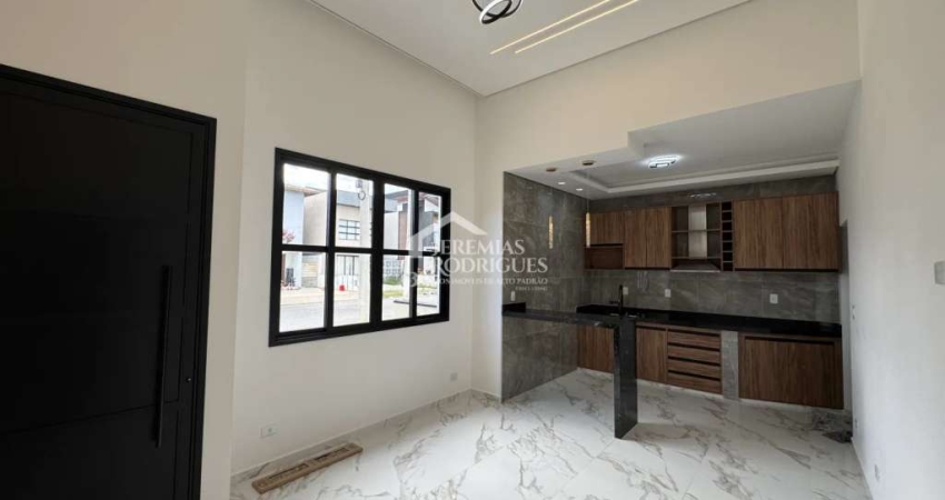 Casa à venda com 3 dormitórios no Condomínio Residencial Laguna em Pindamonhangaba/SP.