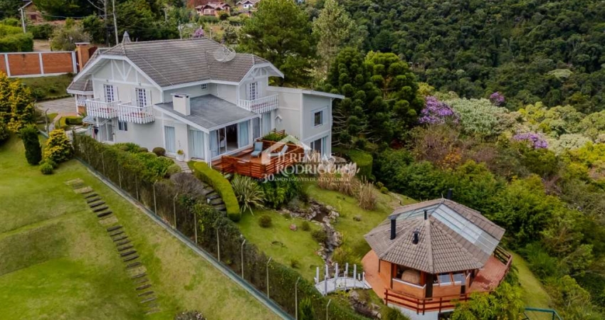 Casa à venda com 5 suítes, no bairro Vila Porã em Campos do Jordão/SP.