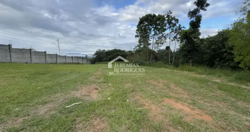 Terreno à venda com 1.219 m² no Condomínio Colonial Village II em Pindamonhangaba/SP.