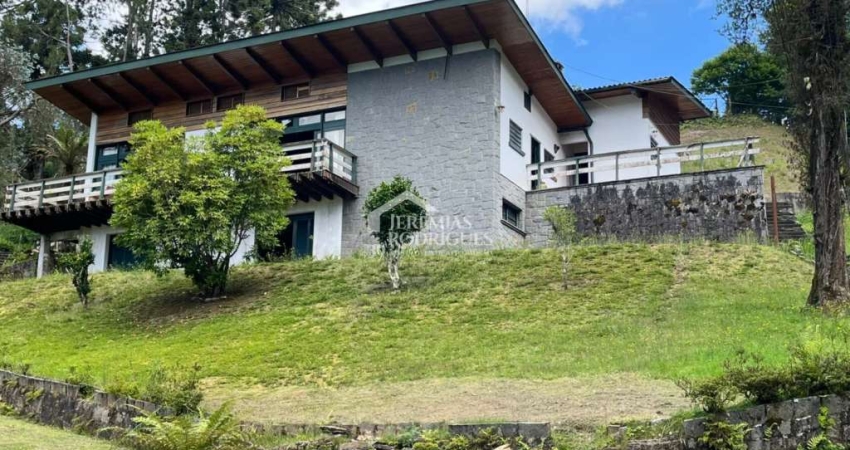 Casa para venda com 3 dormitórios no Jardim do Embaixador em Campos do Jordão/SP