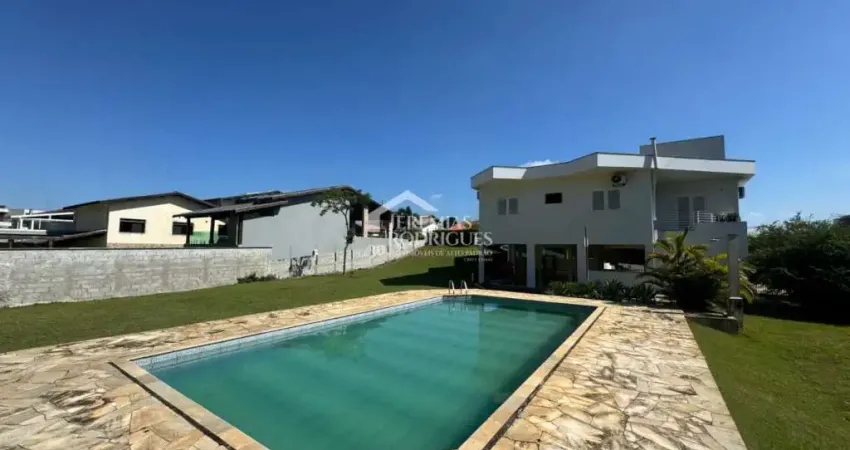 Casa para venda e locação com 5 dormitórios no Condomínio Village Paineiras em Pindamonhangaba/SP