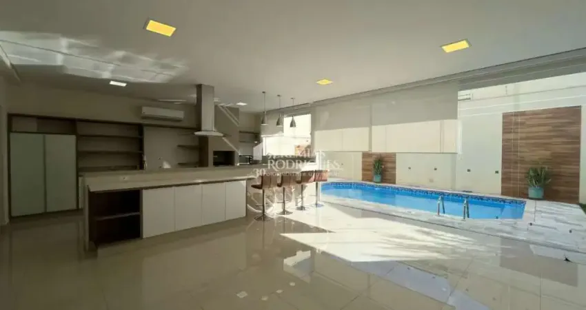 Casa à venda com 4 suítes no Condomínio Taubaté Village em Taubaté/SP.