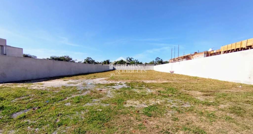 Terreno à venda com 1.044 m² no Condomínio Colonial Village II em Pindamonhangaba/SP.