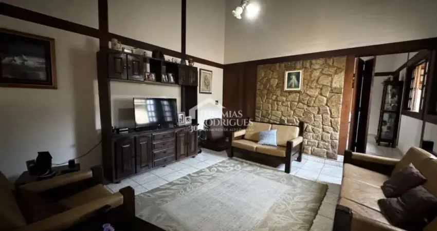 Casa à venda com 3 dormitórios no bairro Lessa em Pindamonhangaba/SP
