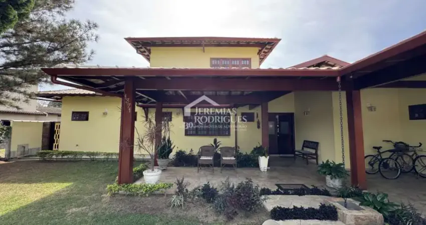 Casa para venda e locação com 4 dormitórios no Condomínio Village Paineiras em Pindamonhangaba/SP