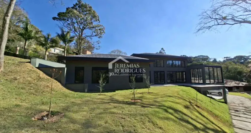 Casa à venda com 4 dormitórios, no Condomínio Parque da Mantiqueira em Santo Antônio do Pinhal/SP.