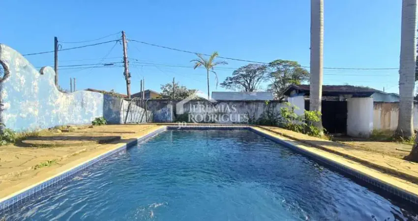 Casarão à venda com 6 dormitórios no Centro de Tremembé/SP.