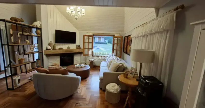 Casa à venda com 2 dormitórios no Condomínio Petiti Village em Campos do Jordão/SP.