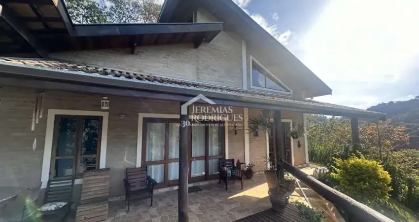 Casa à venda com 3 suítes no centro em santo antônio do pinhal/sp