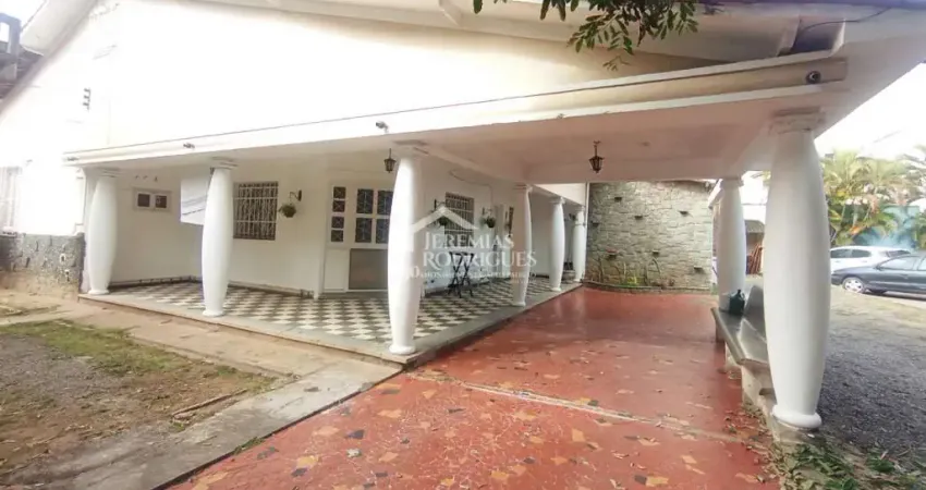 Casa à venda com 3 dormitórios no centro de pindamonhangaba/sp.
