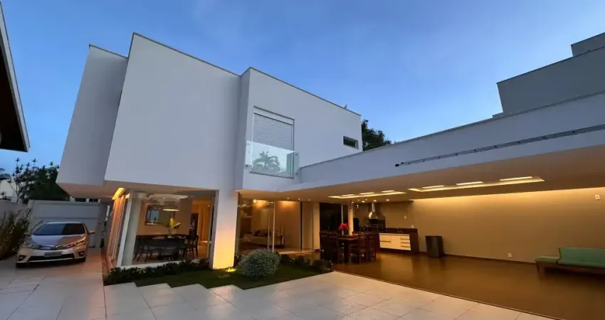 Sobrado para venda com 328 metros quadrados com 4 suítes em Cond. Villa do Sol - Uberlândia - MG