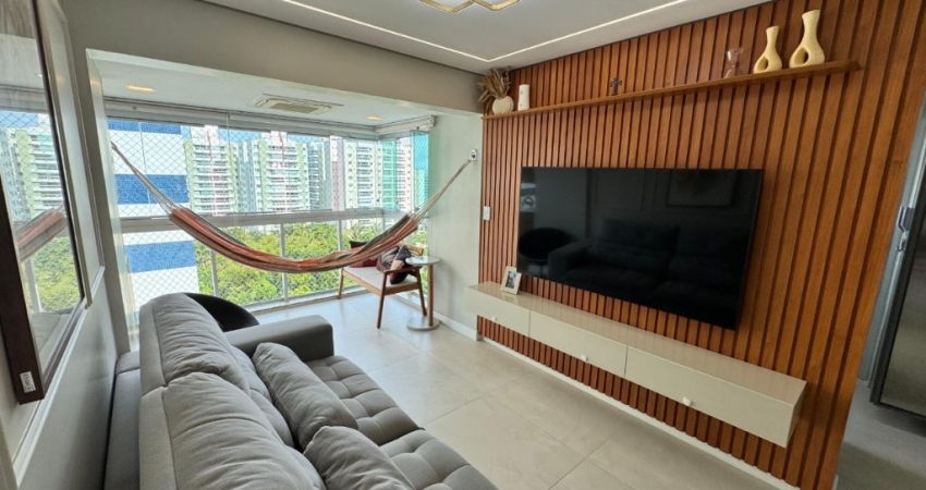 Apartamento a venda em alphaville 1 com 2 quartos dependência e varanda no natura