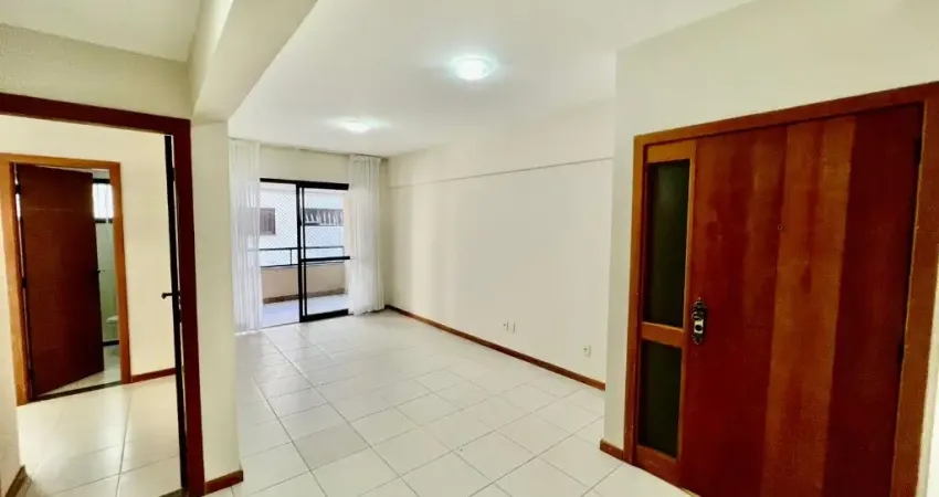 Apartamento a venda na pituba com 2 quartos varanda e armarios na alameda gênova