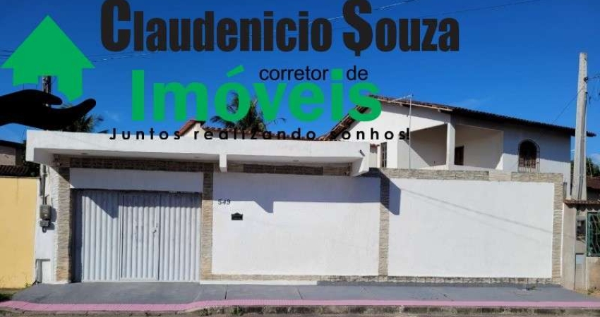 Casa com 3 quartos e área de churrasco com varanda independente, mais de 5 vagas para garagem