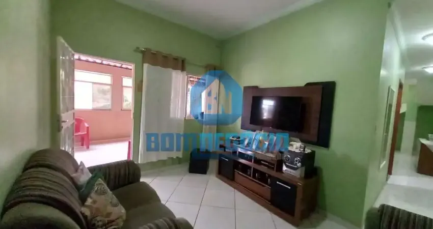 Vendo Casa espaçosa e com terraço no centro,de ALPERCATA - MG