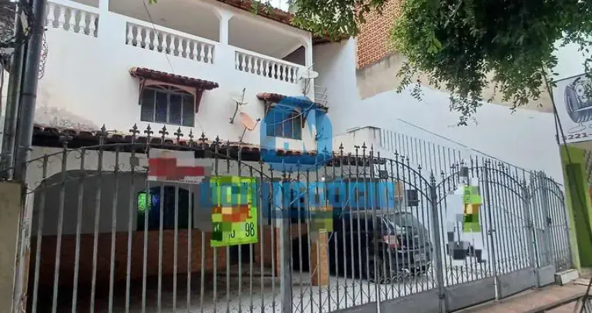 Excelente Casa com Três Moradas à Venda no Centro de Governador Valadares