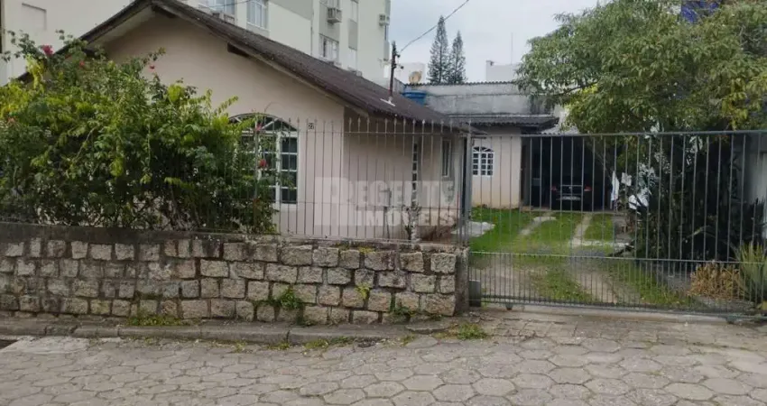 Terreno com  Viabilidade AMC 10.5, casa mista - Trindade -Florianópolis
