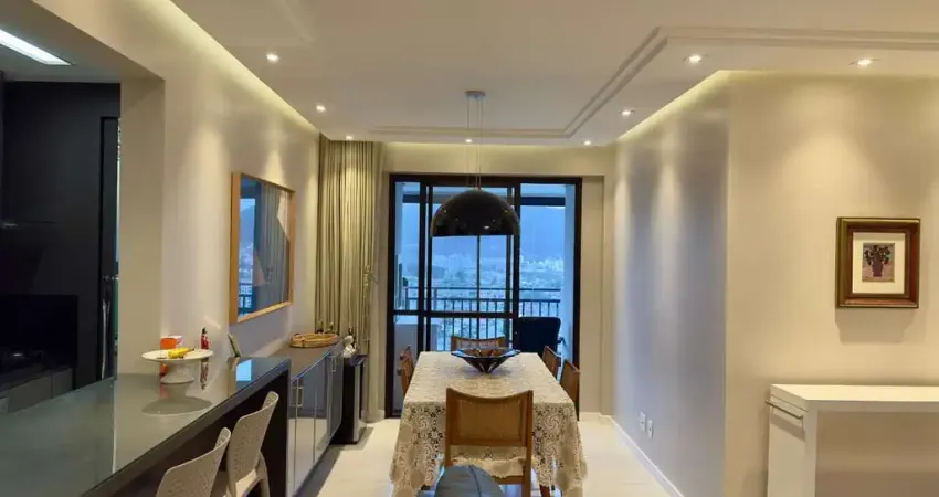 Apartamento com três quartos e três garagens em condomínio club no itacorubi.