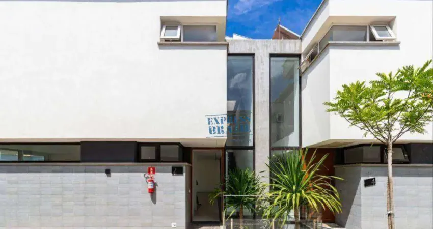 Casa em condomínio fechado com 427m² privativos, jardim com piscina e 4 suítes - Agende sua visita!!