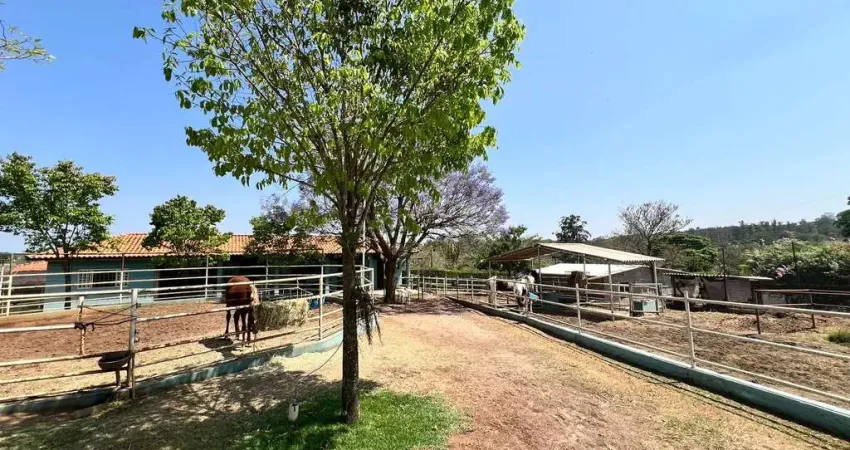 Imperdível! Chácara em condomínio à venda em Limeira-SP, Bairro dos Pires. 3 quartos, 1 suíte, 3 salas, 3 banheiros, 5 vagas, 800m².
