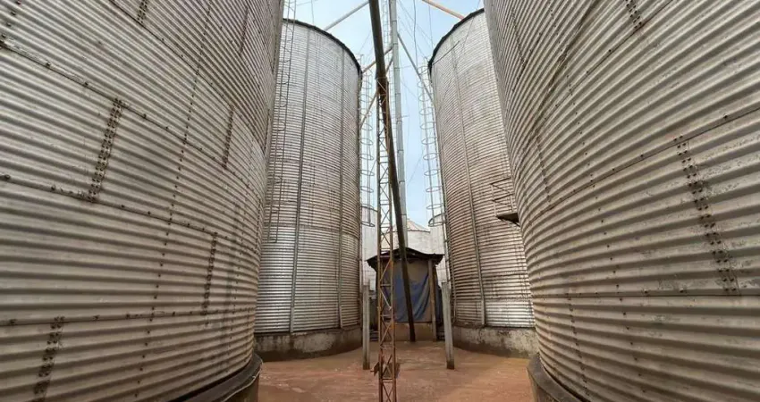EXCELENTE FAZENDA A VENDA NA REGIÃO DE ITABERÁ NO ESTADO DE SÃO PAULO ??  ?   Localizada Em Uma das Melhores Regiões do Estado na Produção de Grãos   Área Total de 690 Alqueires  70% em Lavoura de Grã