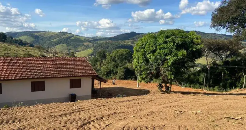 Espetacular Sitio à Venda em Divinolândia-SP - 4 quartos, 2 salas, 2 banheiros, 3 vagas de garagem, 266.200,00 m² de área