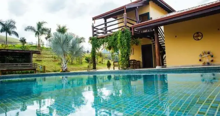 Haras à venda em Pindamonhangaba-SP: 3 quartos, 1 suíte, 3 salas, 3 banheiros, 3 vagas de garagem, 200m² de área.