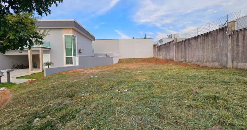 Terreno Plano 434,61m2 Terreno com excelente topografia - Ótima localização do terreno dentro do condomínio, rua tranquila  - Terreno de metragem maio