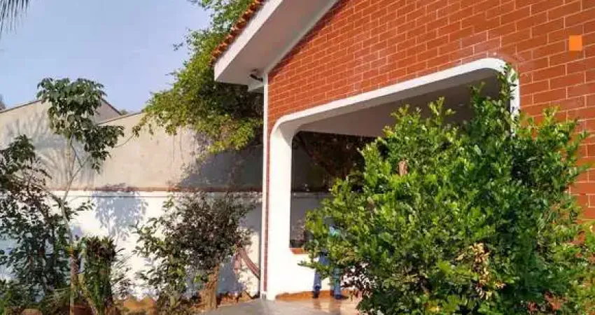 Casa Térrea 106m2 2 DormsSala ?	Cozinha ?	Área de serviço ?	WC social ?	Cômodos amplos ?	Vaga de garagem para 02 carros Terreno 250m2