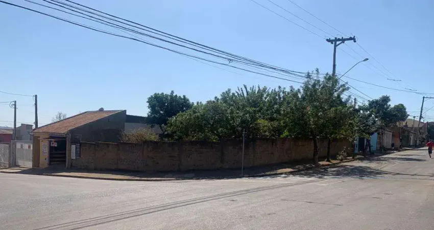 Terreno de esquina, medindo 307 m², localizado no bairro Jardim Santa Rita de Cássia, na rua principal Benedito Nunes esquina com Luiz França Costa. Terreno limpo, pronto para construir. É possível fa