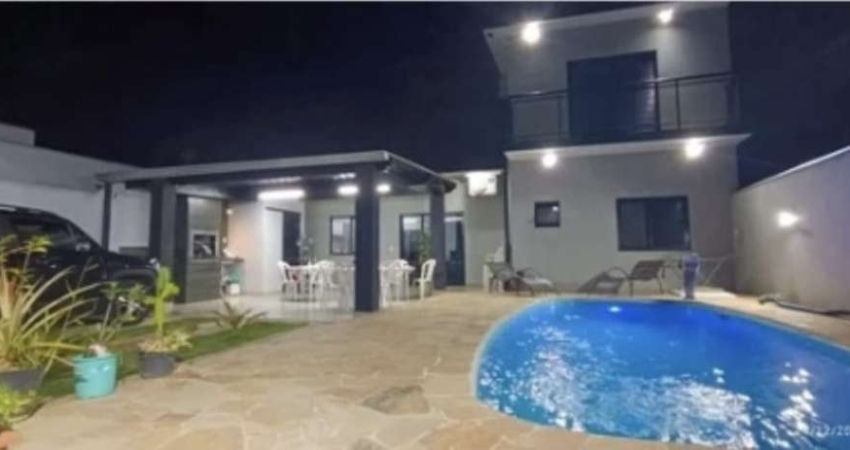 Casa Duplex 130m2 3 Dorms 2 Suítes, Sala Ampla, Cozinha Americana, 2 Vagas Cobertas 4 Descobertas, Churrasqueira, Piscina, Quintal, Portal Eletrônico.