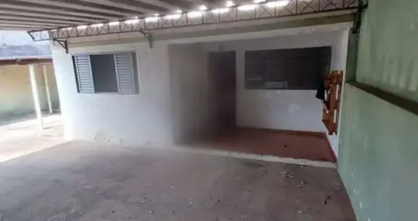 Três casas no mesmo quintal  Terreno de 350m² Casa l  3 dormitórios  Sala  Cozinha   Banheiro social  Casa ll Cozinha  1 dormitório Banheiro social  C