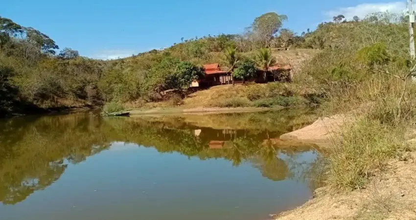 Fazenda 260 alqueires goiano; *40 divisões de pasto e piquete; *02 sedes com currais; *02 poços artesianos; *13 nascentes da água; *10 barragens;