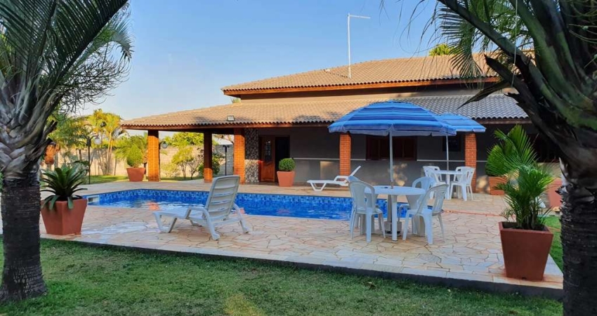 Chácara de luxo em condomínio na Área Rural de Limeira-SP: 3 quartos, 2 salas, 3 banheiros, 3 vagas, 150m². Venha conferir!
