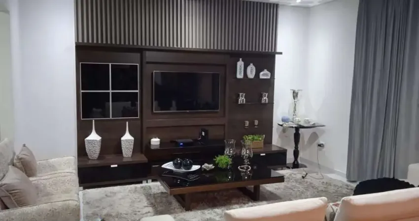 Cas 180m2, 3 Dormitórios, 1 Suíte, Moveis Planejados, Cozinha Americana, Área Gourmet com Churrasqueira e Piscina Aquecida, 4 Vagas, Ótima Localização