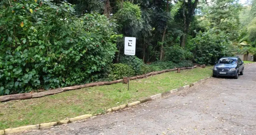 Terreno 1200m2, Condomínio Fechado, Ótima Localização