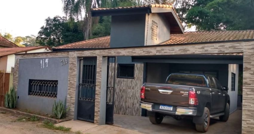 Chácara 300m2, Casa 80m2, 1 Dormitório, 1 Banheiro, 1 Vaga de Garagem, Ótima Localização, Rica em Água com Rio no Fundo, Churrasqueira e Fogão a Lenha