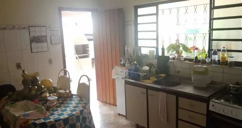 Casa 300m2, 2 Dormitórios Amplos, Sala Grande, Casa Toda Avarandada, 4 Vagas de Garagem, Terreno de 600m2, Ótima Localização