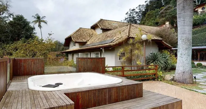 Casa Duplex 300m2, 5 Dormitórios, 3 Suítes Sendo 1 Com Closet, 6 Vagas, Lareira, Área de Lazer Com Bar, Jacuzzi, Churrasqueira, Salão de Jogos, Sauna