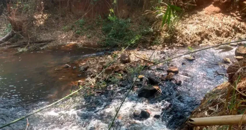 Chácara 22800m2, Represa e um Córrego na Divisa, Sem Benfeitorias, Apenas 500mts do Asfalto, Ótima Localização