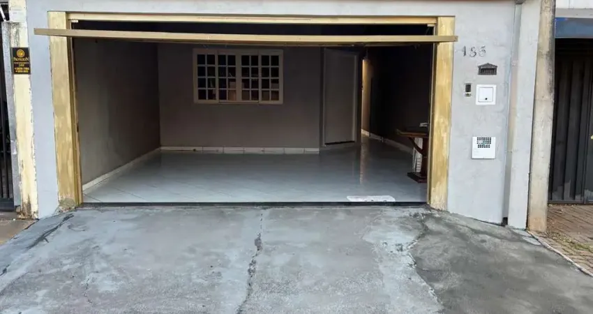 Casa Térrea 136m2 2 Dorms 1 Suite, com garagem para 2 carros, sala, sala de jantar, cozinha, banheiro social, 2 quartos, e suite com sacada. Possui um