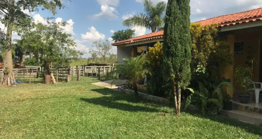 Sítinho cheio de vida !!! Oportunidade... com 6 Alqueires casa sede casa de caseiro, água d de vertentes... Fácil acesso 5 km do asfalto 28/30 km da cidade,  Ótimo para pecuária de gado corte e leite.