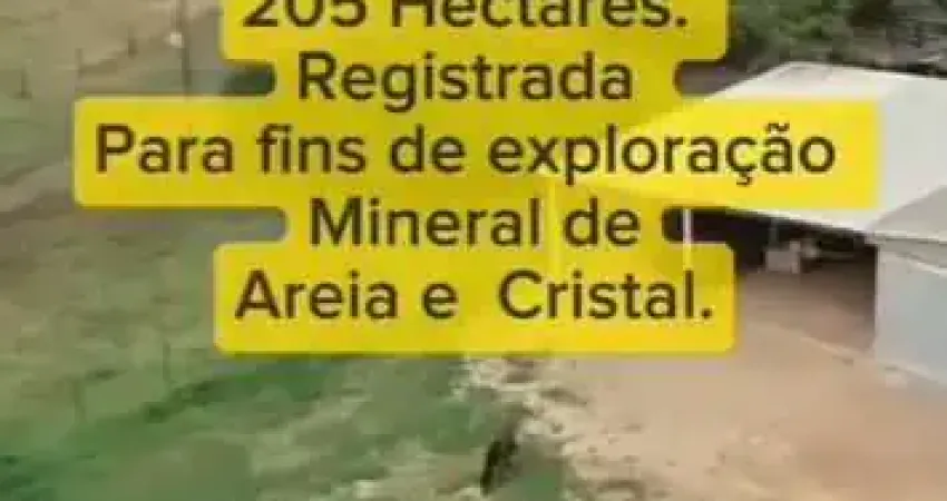 Fazenda Disponível pra Venda no Município de Cristalina. Goiás.   205 hectares.  Registrada pra exploração de Mineral ( Areia e Cristal. )  Saindo em média entre 50 carretas e caminhão caçamba de arei