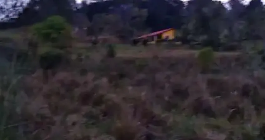 Sitio de 06 alqueires em pilar do Sul, com casa grande, casa de caseiro, poço artesiano,  tem 400 metros de beira do rio (turvo) e está a 3.5 km do asfalto e a 09 km da cidade C$ 1.000,000,00