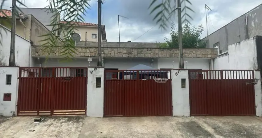 Vende 3 quitinetes sendo 1 quarto cozinha banheiro lavanderia 1 garagem pra um carro valor 450.000,00 dando uma renda de 2.500,00 por mês