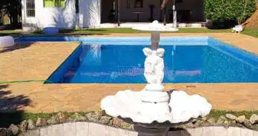 Chácara à venda em Itapetininga-SP: 3 quartos, 1 suíte, 3 salas, 3 banheiros, 5 vagas de garagem, 150m² de área. Venha conferir!