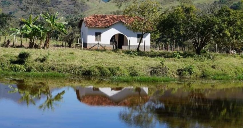 Fazenda  itaiassu  com 291 hectares (2.910.000m2  com 3 represas    118 baías de cavalos  6 casas de colonos    escritório,laboratório veterinário curral com ordenha mecânica  galpão  de apoio  casa s
